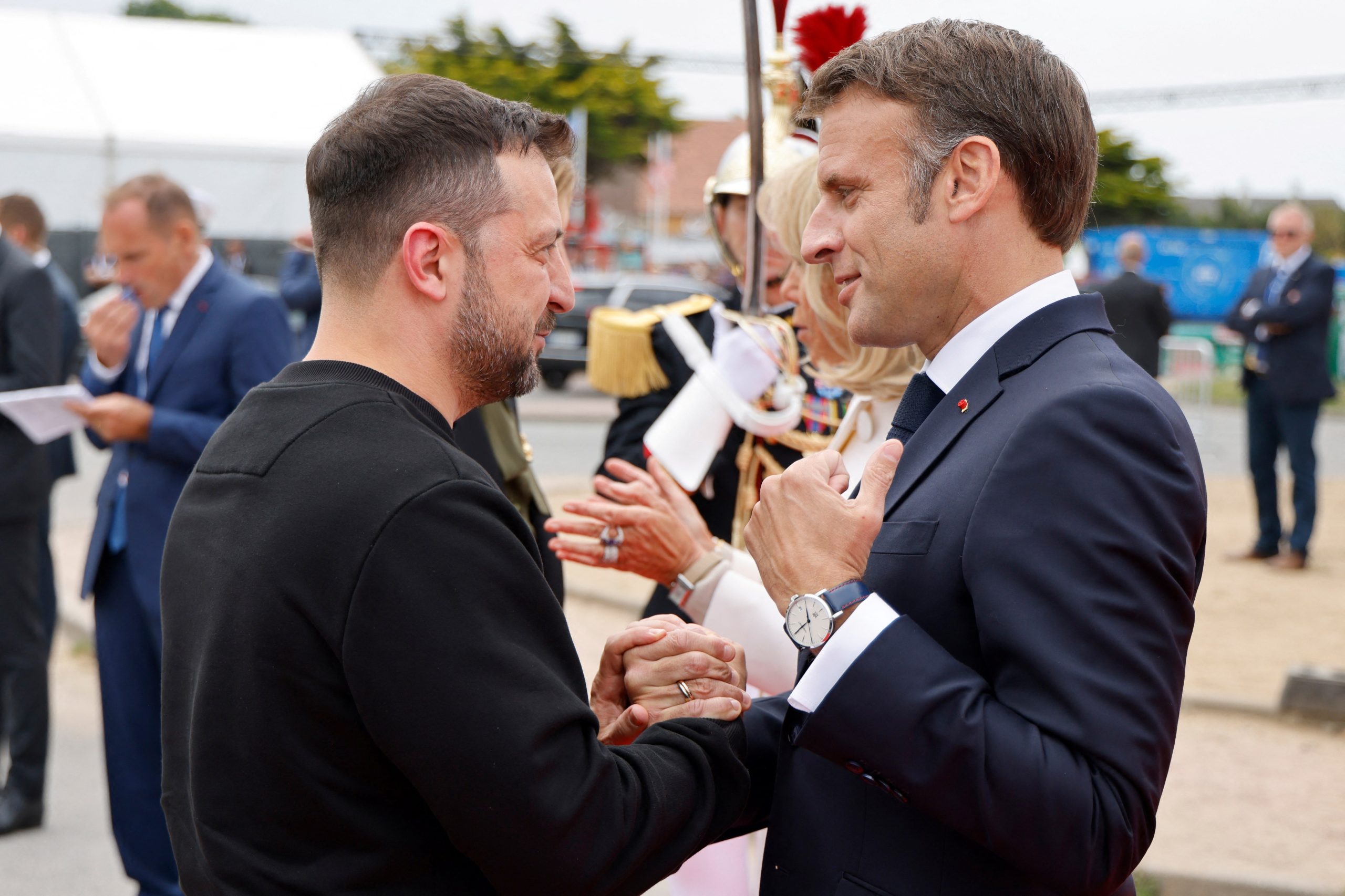 El presidente Macron saluda a Volodymyr Zelensky en la ceremonia conmemorativa internacional