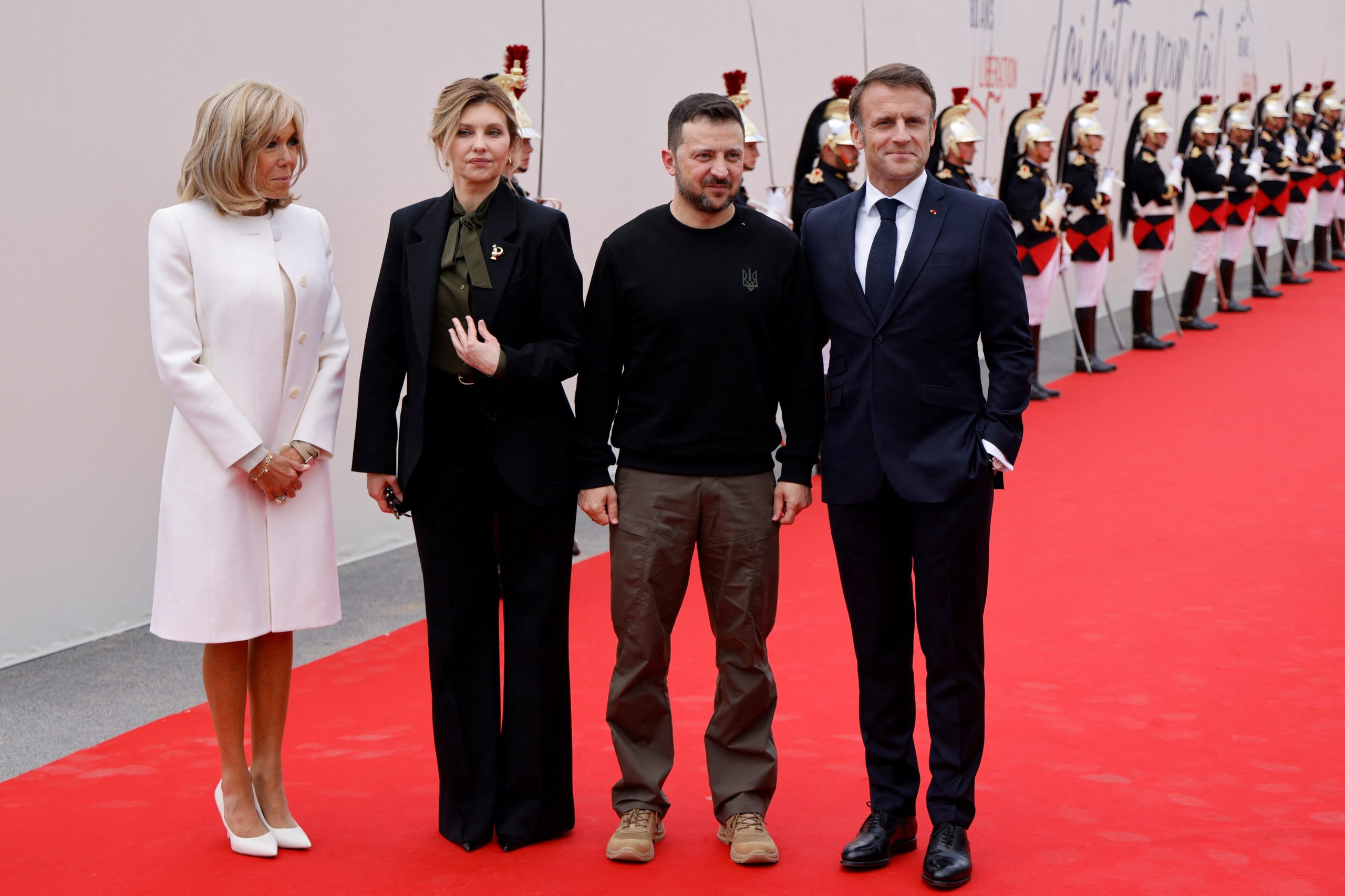 La esposa del presidente francés Brigitte, Olena Zelenska, el presidente Zelensky y el presidente Macron en Normandía