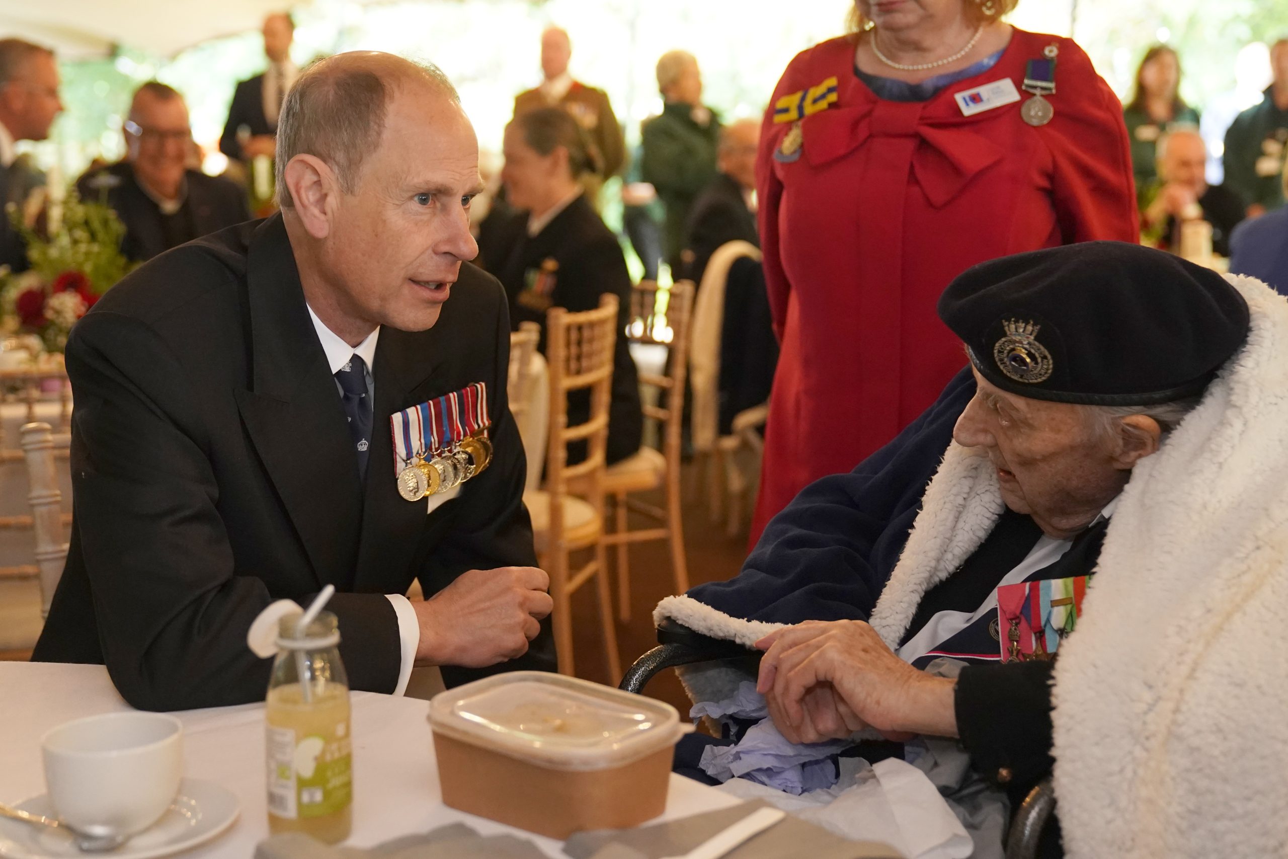 El duque de Edimburgo habló con veteranos antes del servicio