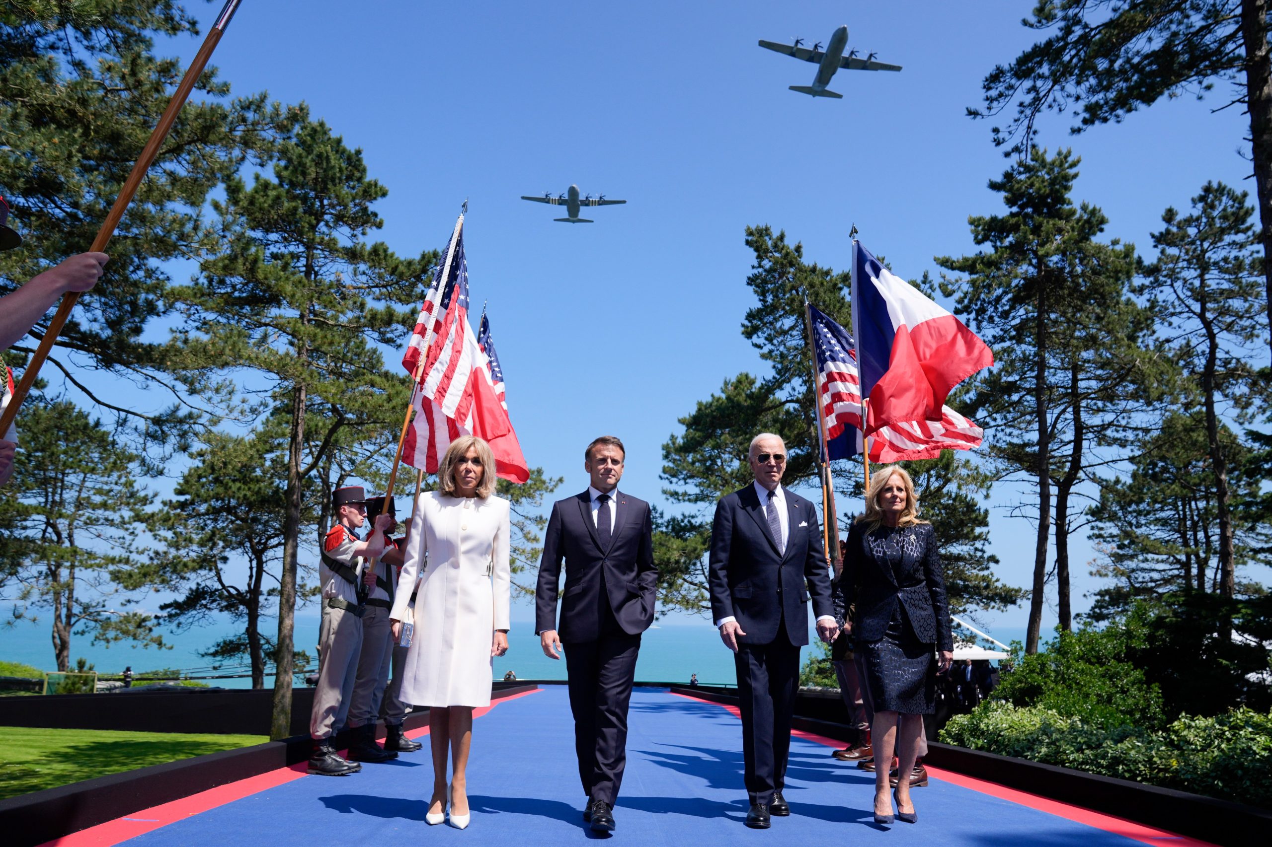 La esposa del presidente francés Brigitte, Olena Zelenska, el presidente Zelensky y el presidente Macron en Normandía